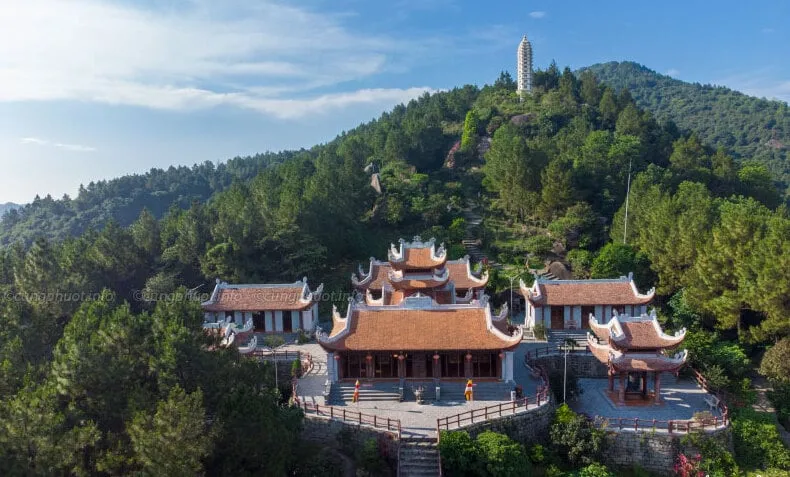 Découvrir la pagode Huong Tich à Ha Tinh: un pèlerinage de moyenne montagne entre traversée lacustre et massifs de pins